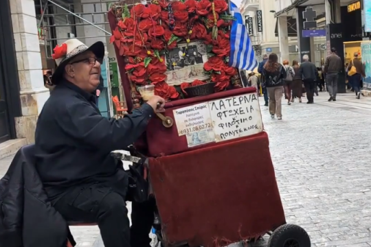 Ο άνθρωπος με τη λατέρνα: Ο κ. Σπύρος που κρατά ζωντανή την «ψυχή» της Ερμού εδώ και 26 χρόνια
